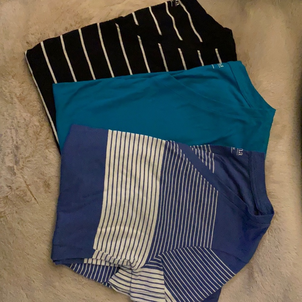Lot of 3 womens  v-neck tshirts. Size medium.